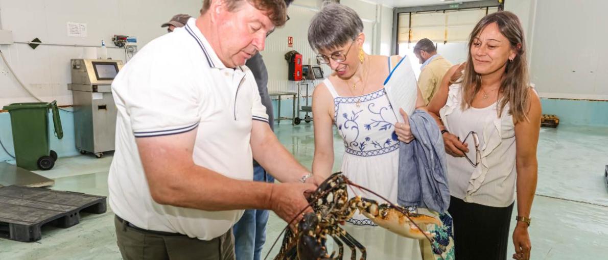  A Confraría de Ribeira recibe da Xunta máis de 82.000 euros para novos vestiarios, a construcción dun novo almacén no porto e o peche da zona do varadoiro 
