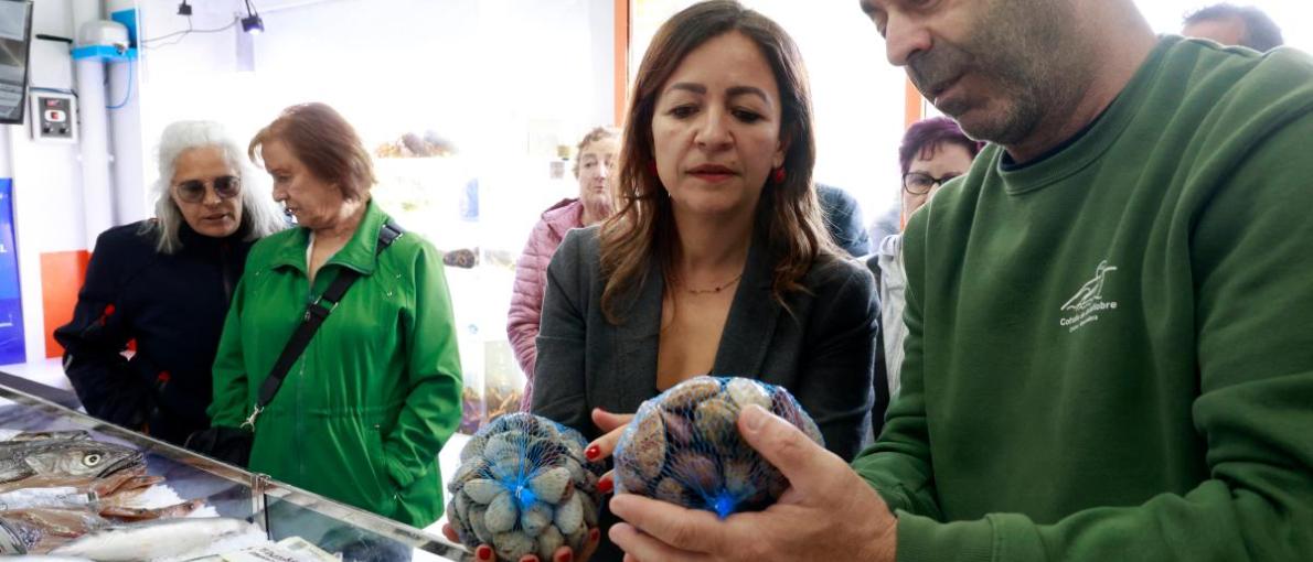 Villaverde inaugurou a peixaría da confraría de Barallobre posta en marcha co apoio da Xunta para fomentar os produtos de proximidade