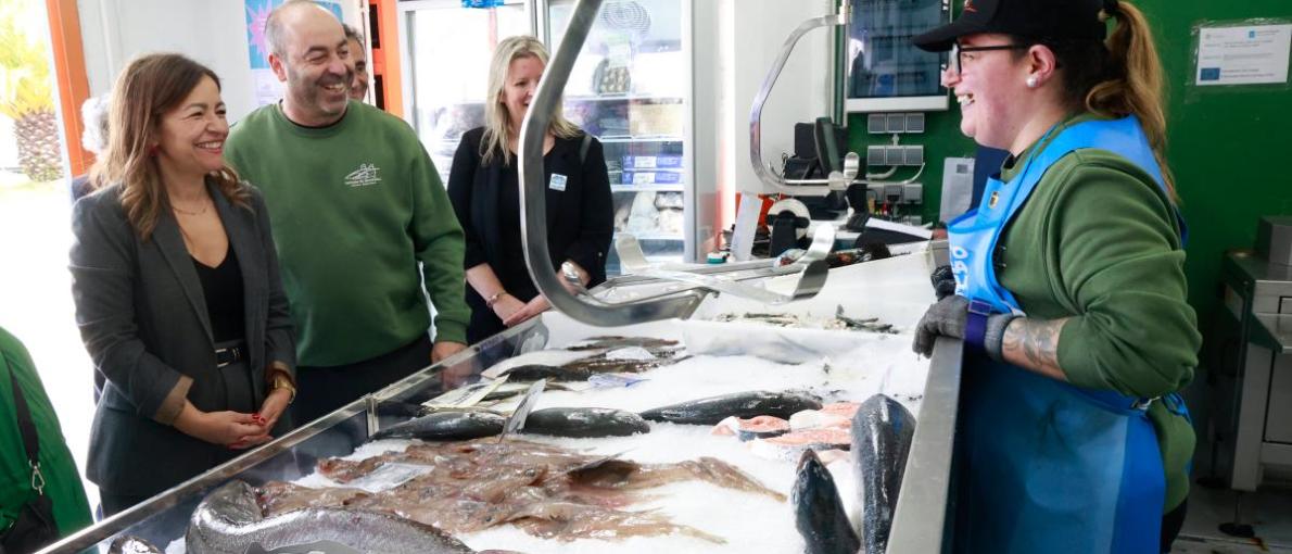 Villaverde inaugurou a peixaría da confraría de Barallobre posta en marcha co apoio da Xunta para fomentar os produtos de proximidade
