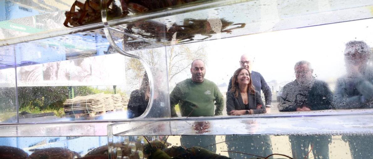 Villaverde inaugurou a peixaría da confraría de Barallobre posta en marcha co apoio da Xunta para fomentar os produtos de proximidade