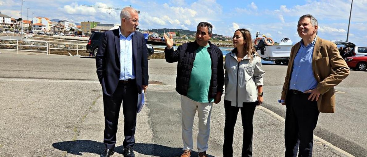Villaverde consensúa coa confraría de Aguiño melloras portuarias para o sector profesional