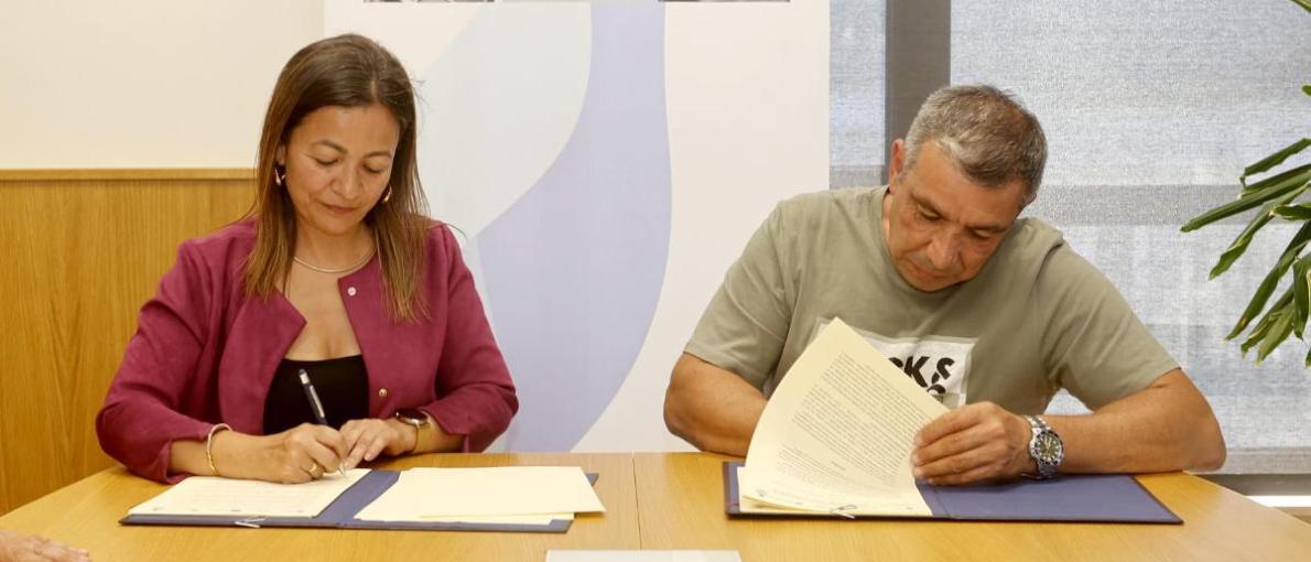 Villaverde asina coa confraría de Moaña o convenio para a recuperación dos bancos marisqueiros afectados polas borrascas