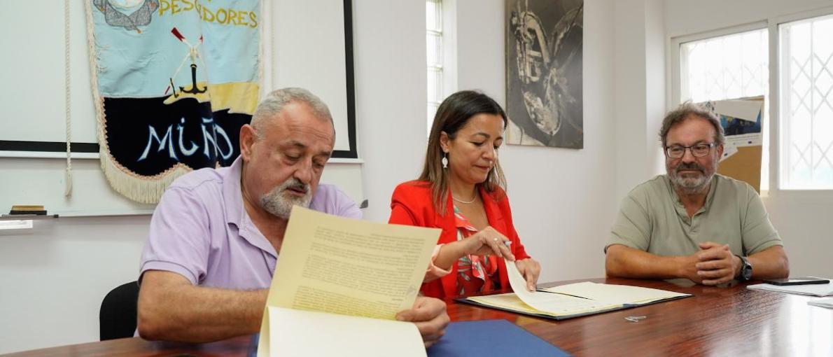 Villaverde asina coa confraría de Miño o convenio para recuperar máis de 691.000 m2 de superficie de bancos marisqueiros
