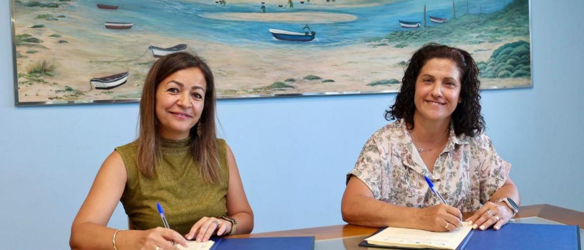 Villaverde asina coa agrupación de mariscadoras do río Anllóns o convenio para a recuperación dos seus bancos marisqueiros tras os temporais
