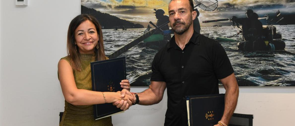 A Xunta asina coa Confraría de Carril o convenio para recuperar os seus bancos marisqueiros tras os temporais