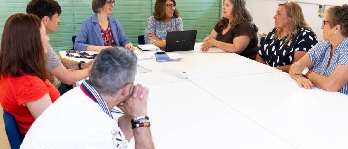 A Xunta e as confrarías de Lourizán, Raxó e Pontevedra evalúan a evolución da campaña marisqueira na lonxa de Campelo