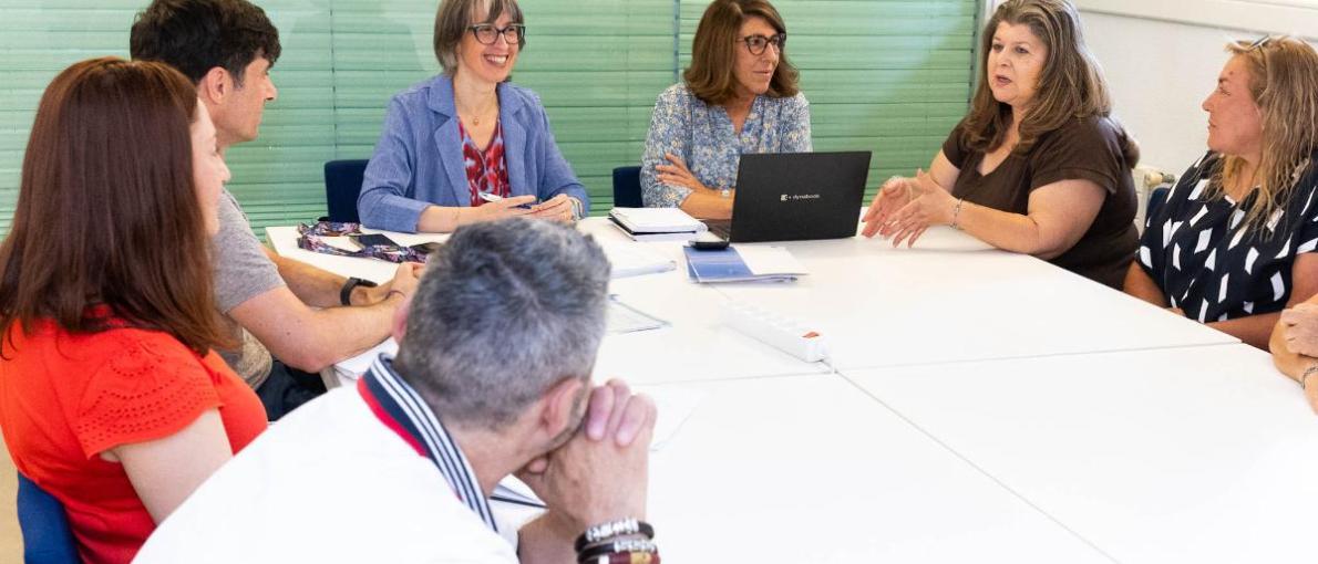A Xunta e as confrarías de Lourizán, Raxó e Pontevedra evalúan a evolución da campaña marisqueira na lonxa de Campelo