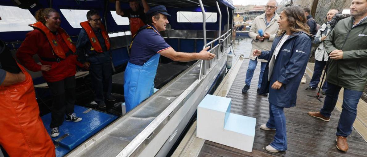 A Xunta apoia en Sanxenxo a pesca artesanal a través da diversificación das súas actividades