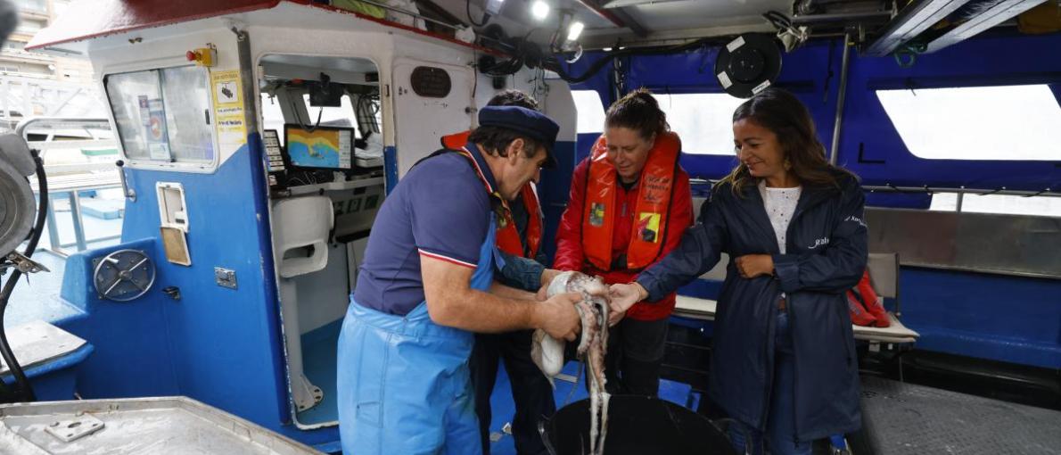 A Xunta apoia en Sanxenxo a pesca artesanal a través da diversificación das súas actividades