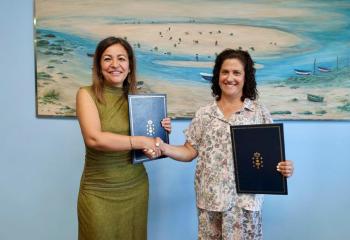 Villaverde asina coa agrupación de mariscadoras do río Anllóns o convenio para a recuperación dos seus bancos marisqueiros tras os temporais