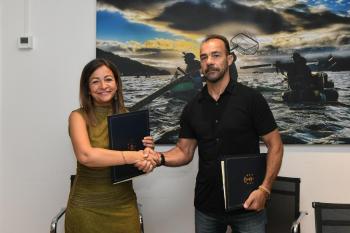 A Xunta asina coa Confraría de Carril o convenio para recuperar os seus bancos marisqueiros tras os temporais