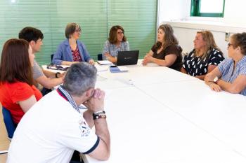 A Xunta e as confrarías de Lourizán, Raxó e Pontevedra evalúan a evolución da campaña marisqueira na lonxa de Campelo